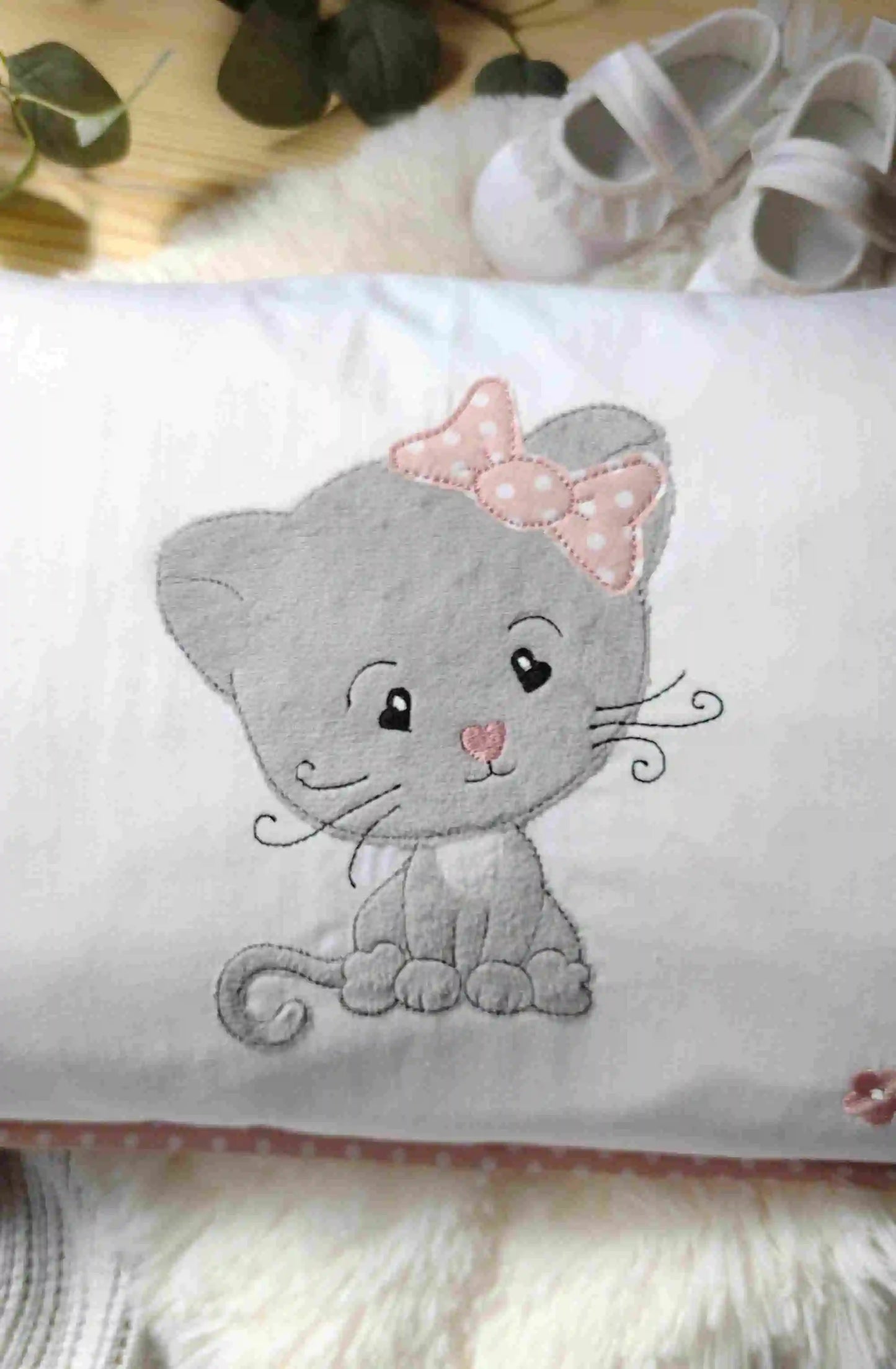 Detail výšivky mačička Micka s mašľou