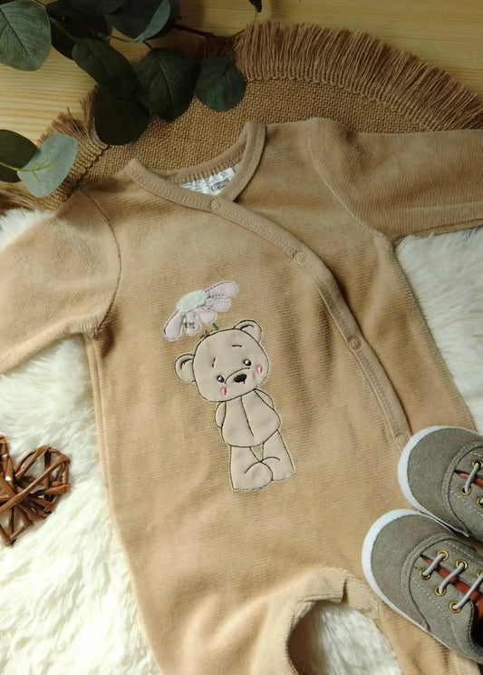 Výšivka medvedíka s kvetinkou na dupačkách