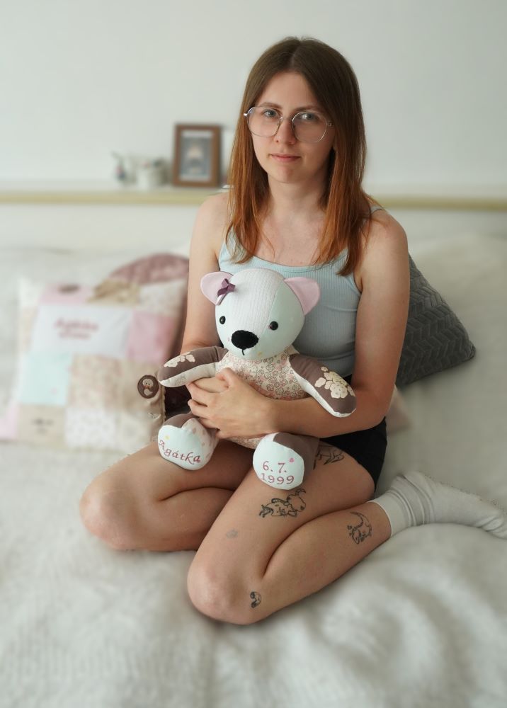 dievčatko so spomienkovým medvedíkom v náručí