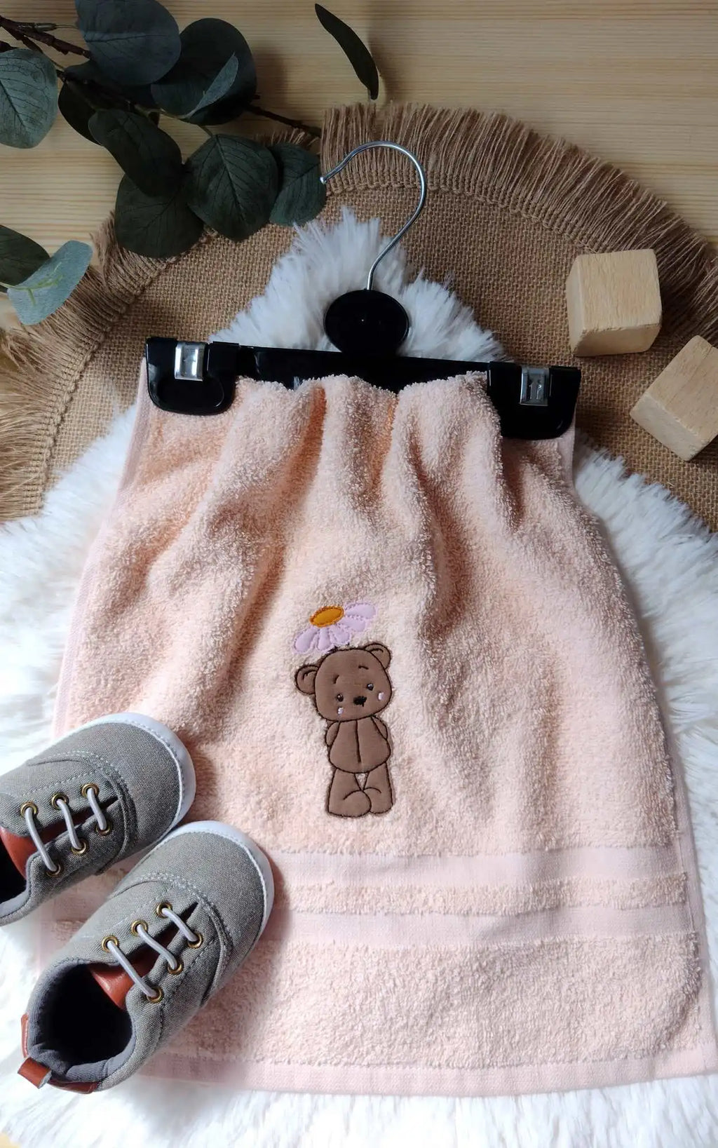 Uterák s výšivka medvedík s kvetinkou