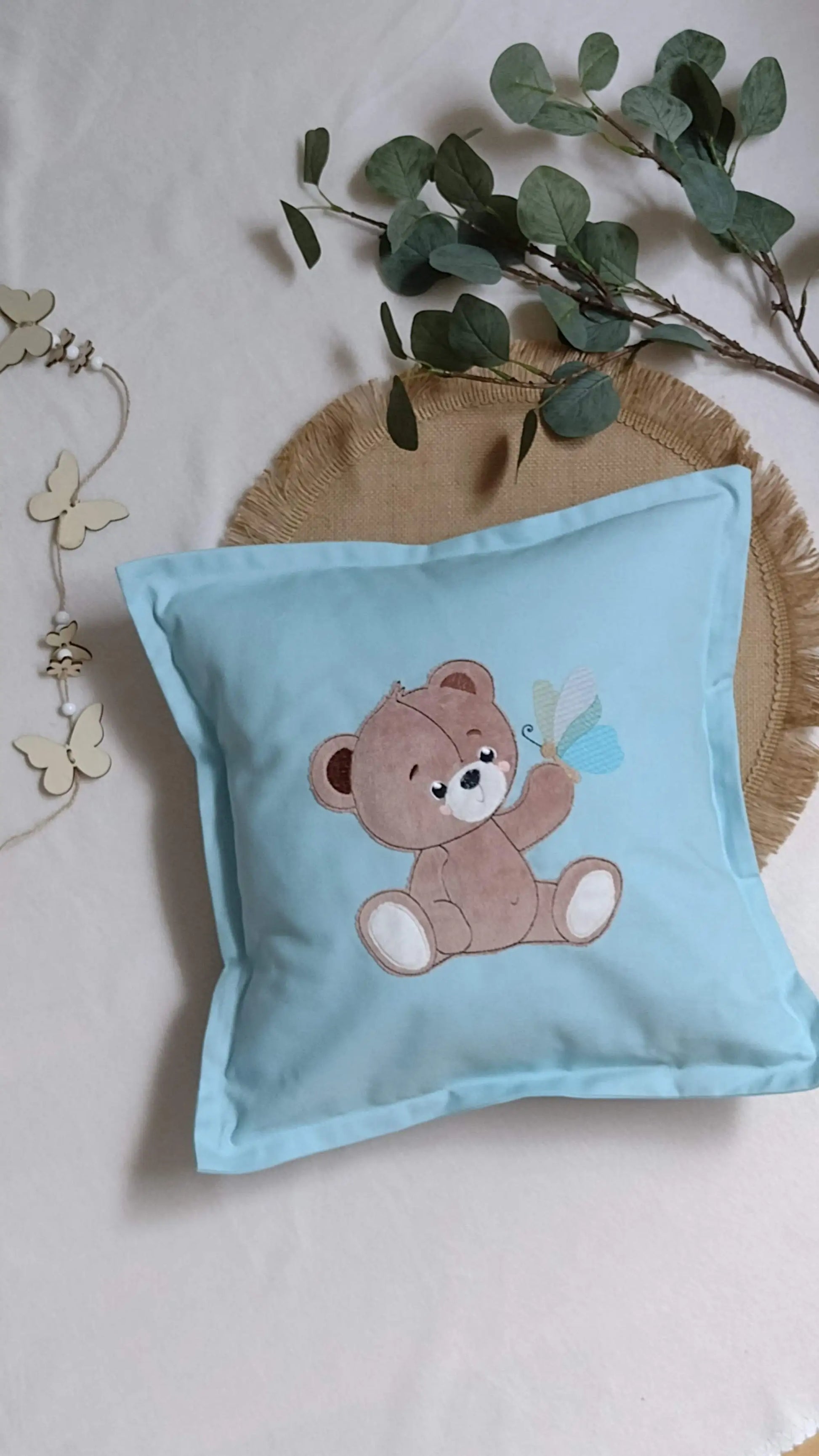 Vankúš s výšivkou medvedika s motýľom