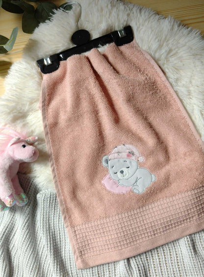 medvedík na vankúši na uteráku