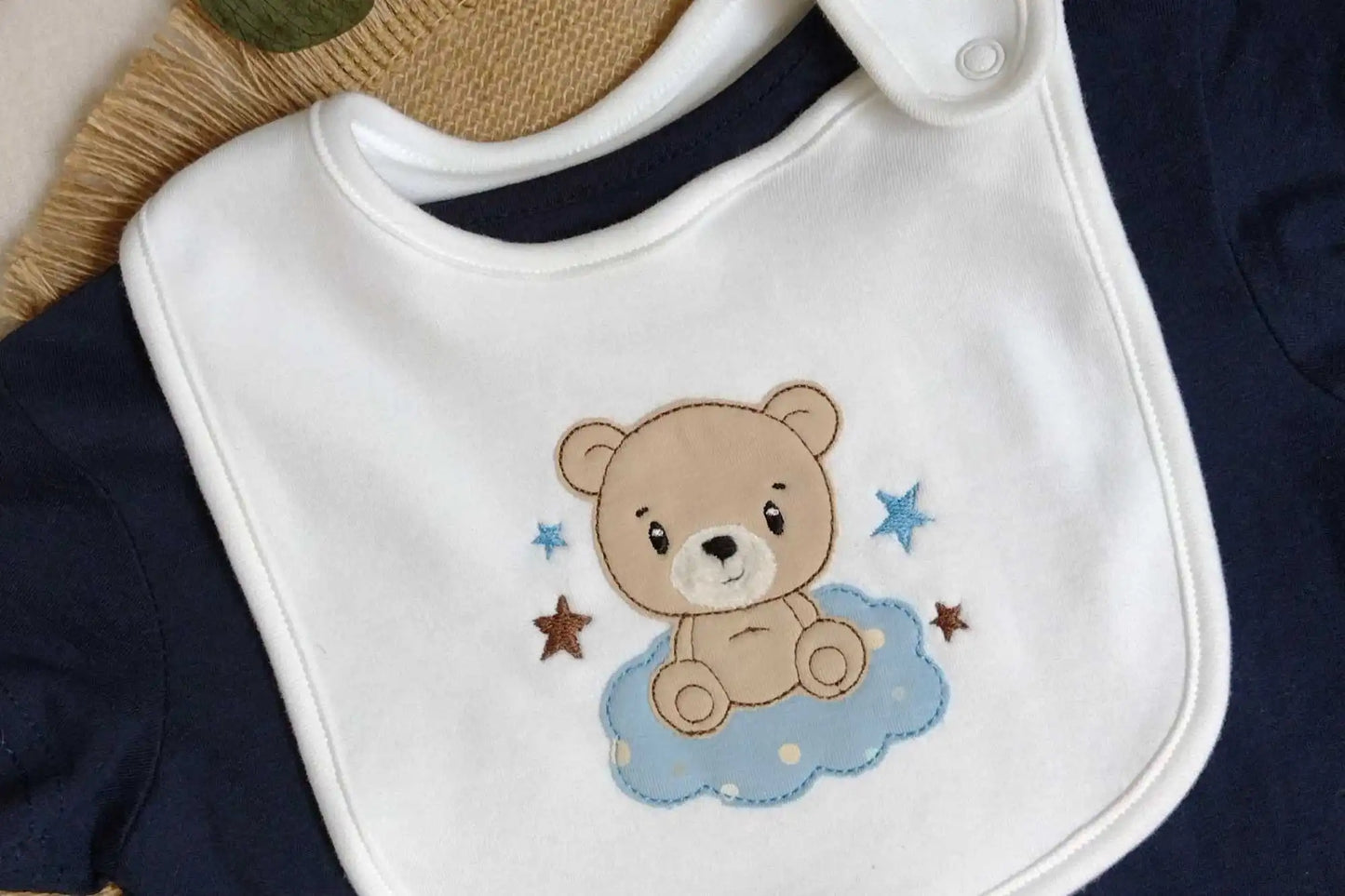 Výšivka medvedík na obláčiku   detail                                              