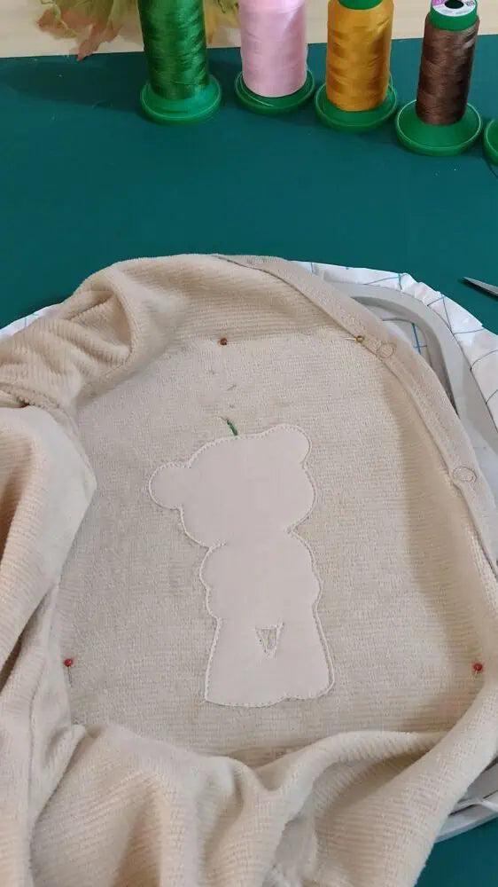 ako sa vyšíva aplikácia medvedíka s kvetom
