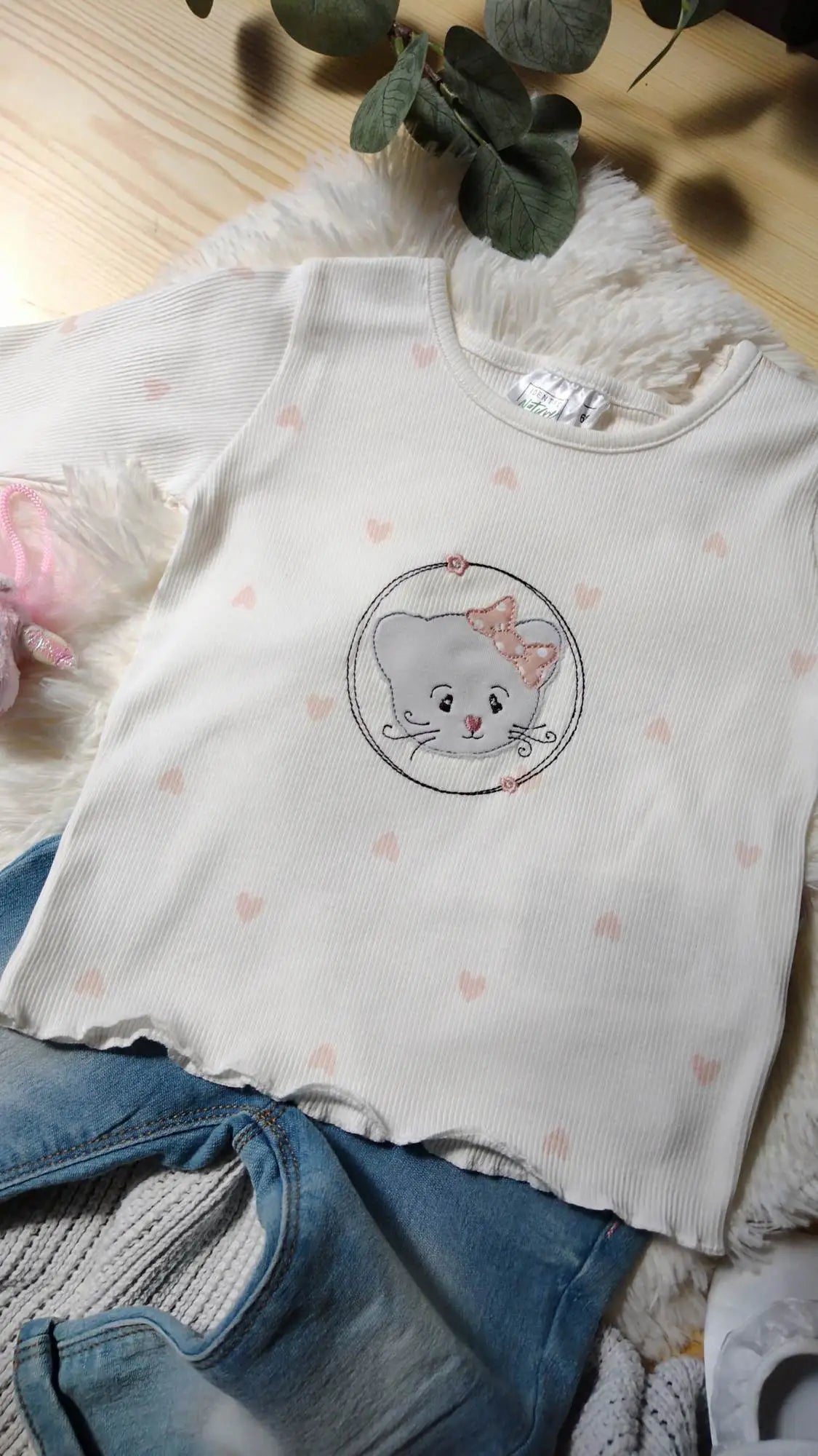 Mačička v kruhu na tričku