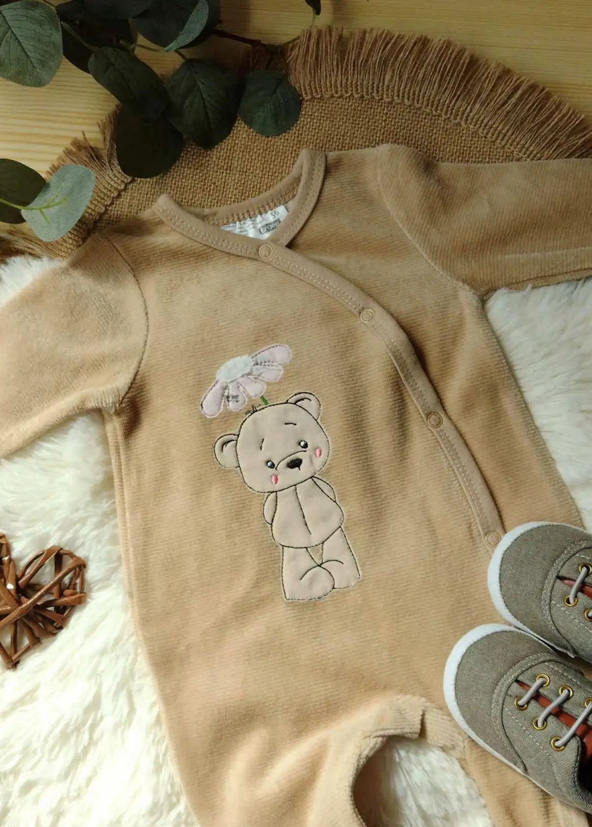 Výšivka medvedíka s kvetinkou na dupačkách